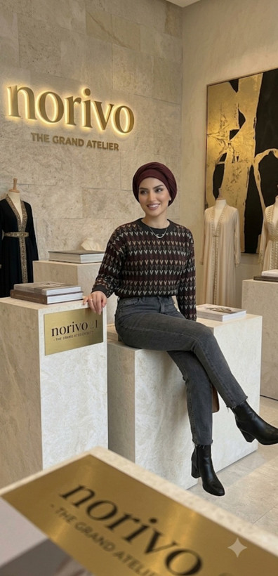 پلیور بافت زنانه طرح هندسی ژاکارد مشکی کالباسی استایل کژوال